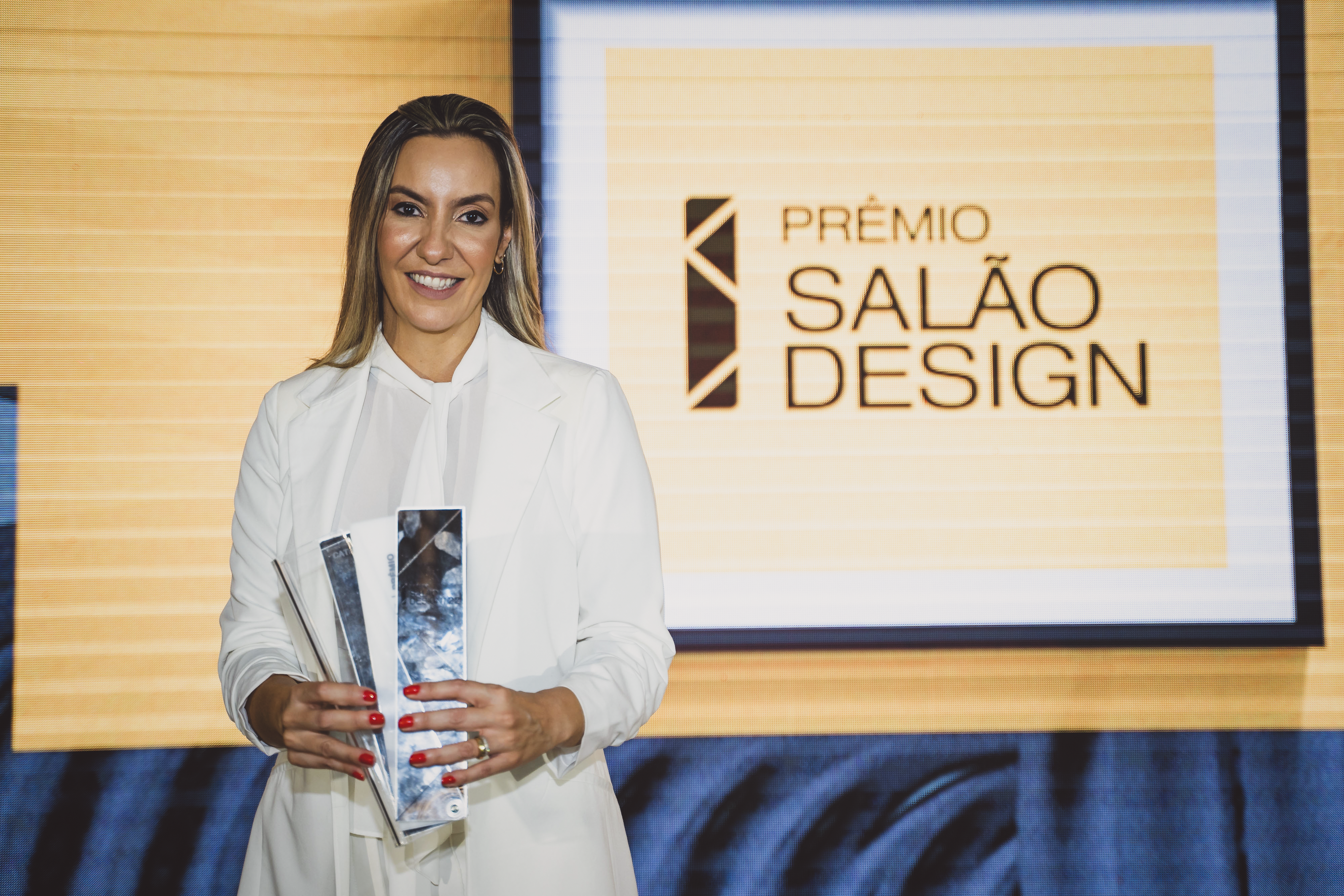 Studio Marta Manente recebe Prêmio Salão Design na categoria “Desafio da Tecnologia Embutida” com o sofá Maré